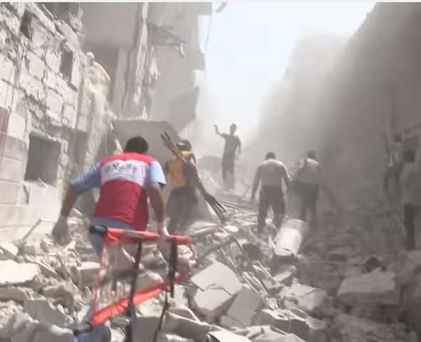 Aftermath of an airstrike by the pro-Assad coalition in Kalasa, Aleppo, 28 April 2016